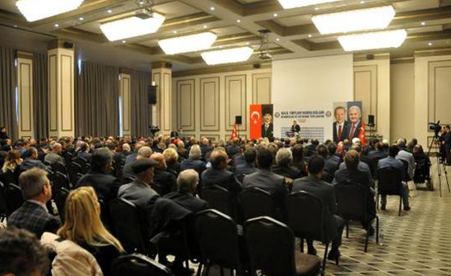 Toplantıda söz alan folklor kıyafetli emekli, içini döktü