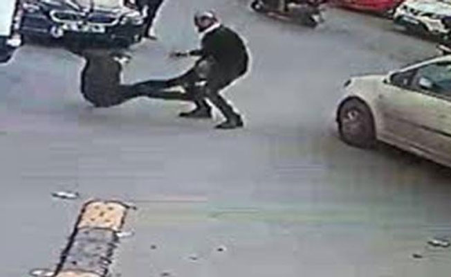 Kendisine bıçak çeken sürücüyü tekme tokat dövdü