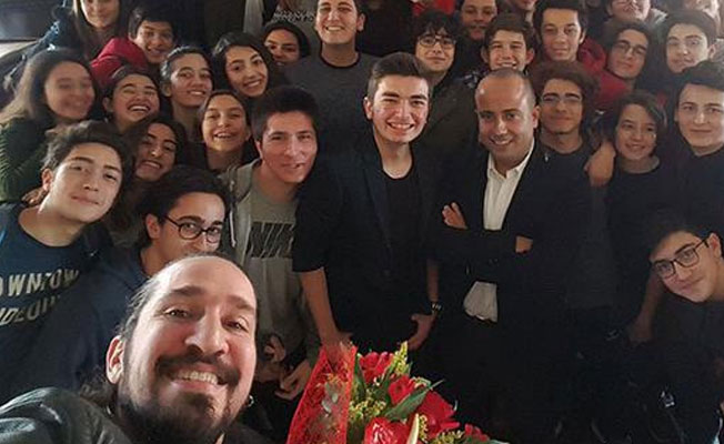 20 yıl sonra mezun olduğu okula döndü