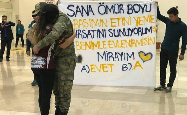 Teskere dönüşü havalimanında evlenme teklifi