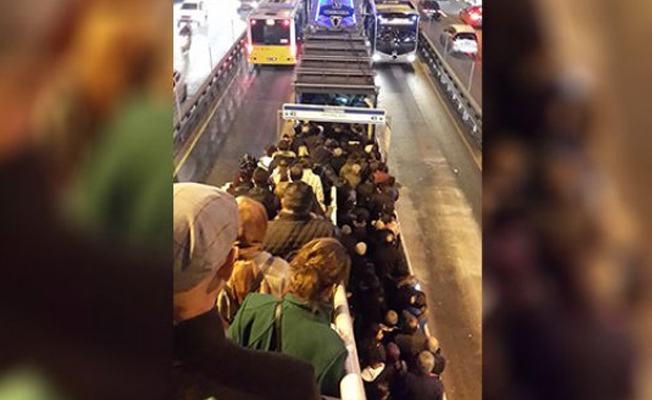 Metrobüs durağındaki kalabalık, vatandaşları isyan ettirdi