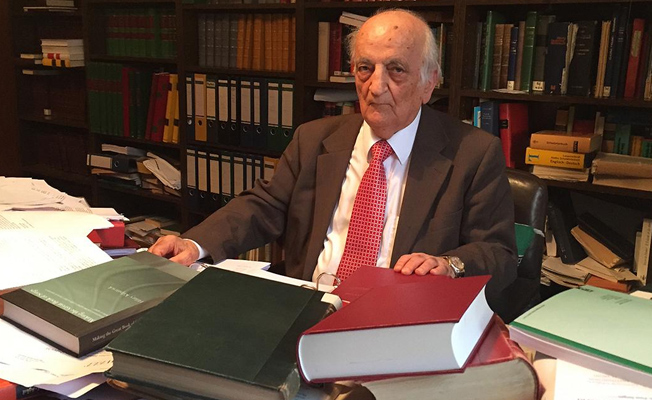 Türk profesörün Almanya'da 15 bin kitabına el konuldu