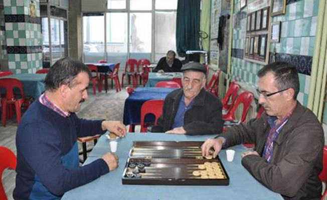 Tavla turnuvasında 'mezar taşı' hediye