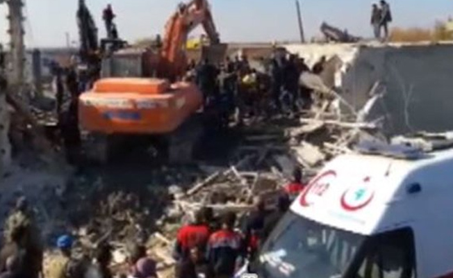 Şanlıurfa'da inşaat çöktü, enkaz altında kalanlar var