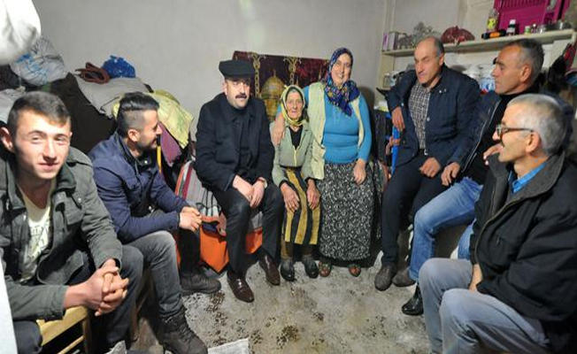 33 yıl sonra köyüne dönen 'Robinson Nine'ye yoğun ilgi