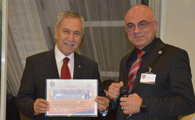 Bülent Arınç'a diploma sürprizi