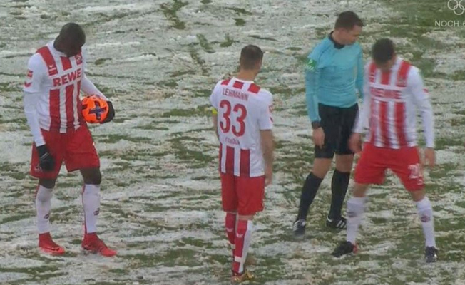 Hakem penaltı noktasını bulamadı: 11 adım saydı!