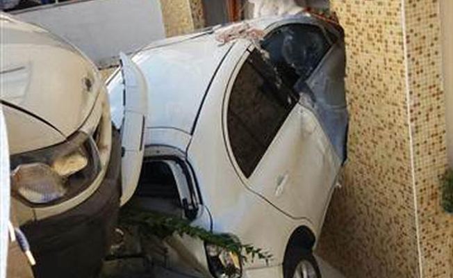 Otomobil eve girdi: 'Deprem olduğunu' sandık!