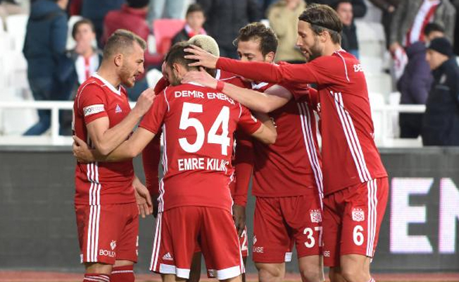 Sivasspor, Başakşehir'in liderliğini elinden aldı: 1-0