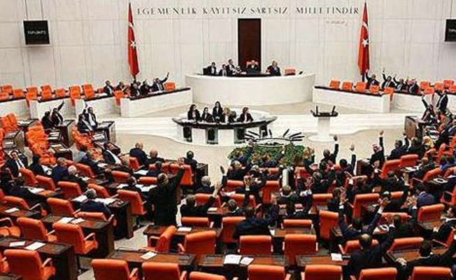 AKP, tartışmalı sandık kurulu başkanı düzenlemesini yeniden getiriyor