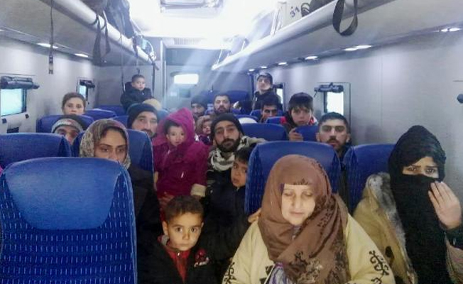 54 Suriyeli ile 6 insan kaçakçısı yakalandı