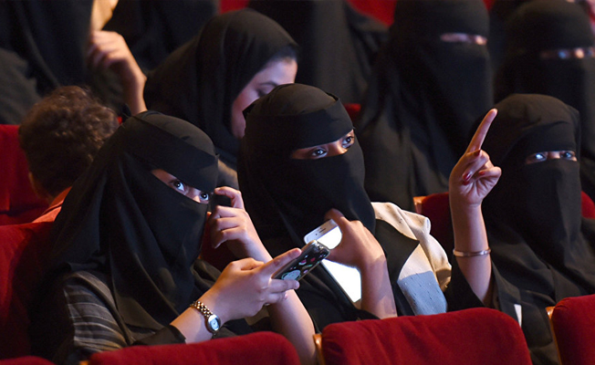 35 yıl sonra bir ilk: Sinema yasağı kalktı 