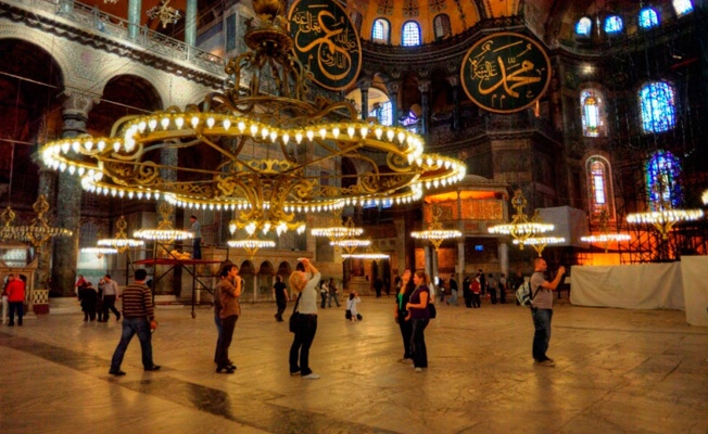 Ayasofya'da ezan okuyup namaz kıldılar