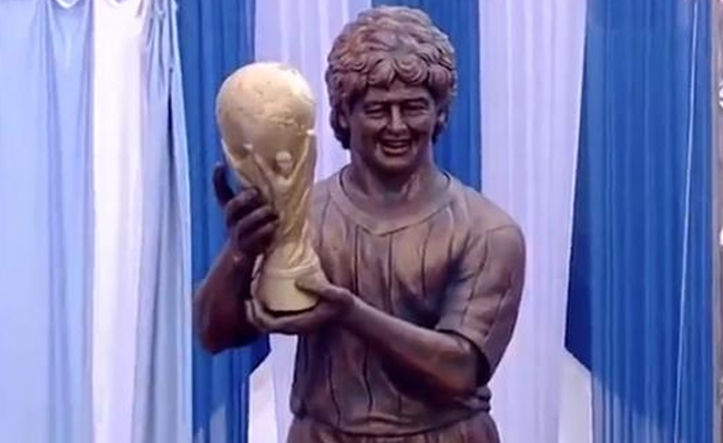 Maradona'nın Hindistan'da heykeli dikildi