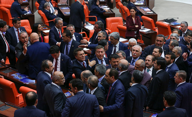 Meclis'te gerginlik... AKP'li vekiller ile CHP'li vekiller arasında sert sözler