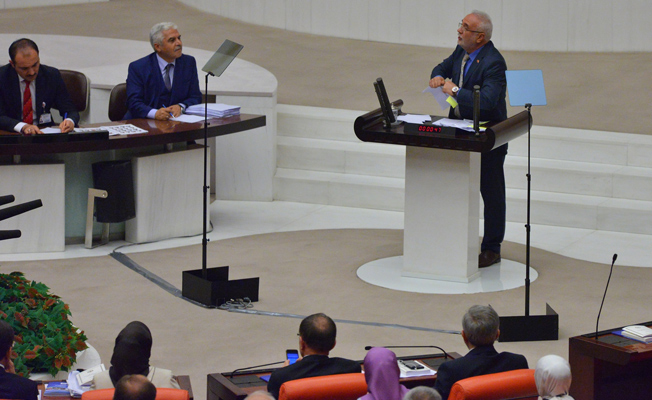 AKP'li vekil Meclis kürsüsünde Man Adası belgelerini yırttı