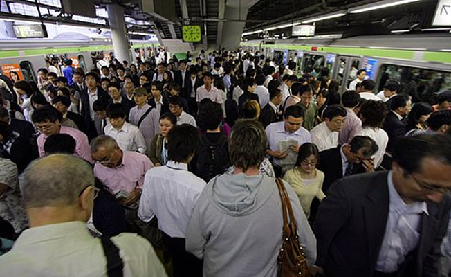 Tokyo metrosunda hamile kadınlar ayakta kalmasın diye yeni uygulama geliştirildi