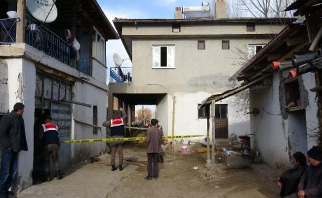 Yanan samanlıkta direğe bağlanmış erkek cesedi bulundu