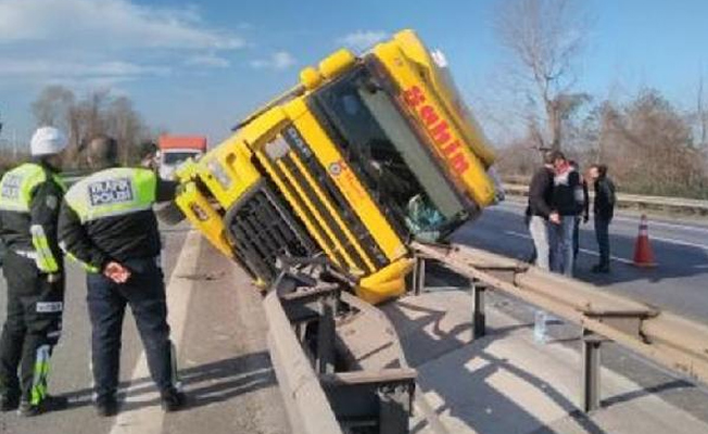 Tır sürücüsü kalp krizi geçirince araç devrildi