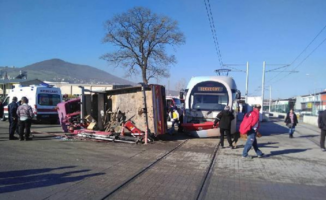 Samsun'da tramvayla kamyon çarpıştı
