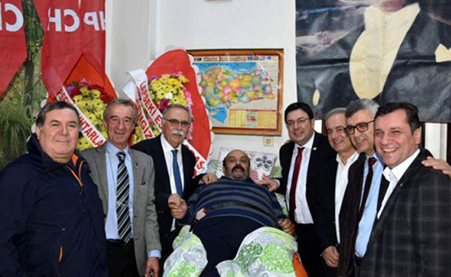Sedyeyle katıldı: Yeniden CHP ilçe başkanı seçildi