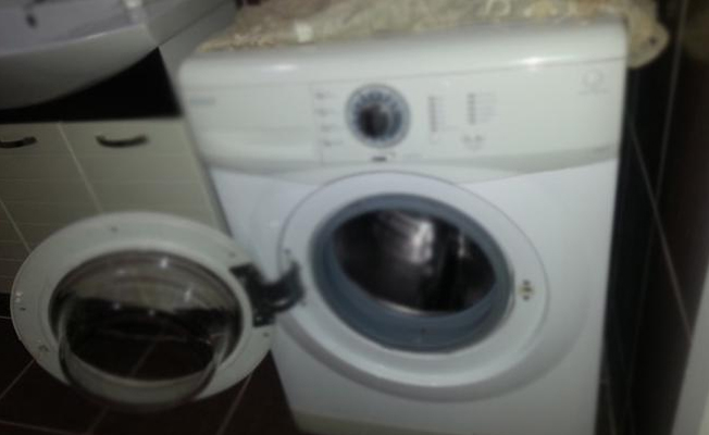 Çamaşır makinesinin altından gizli sığınak çıktı