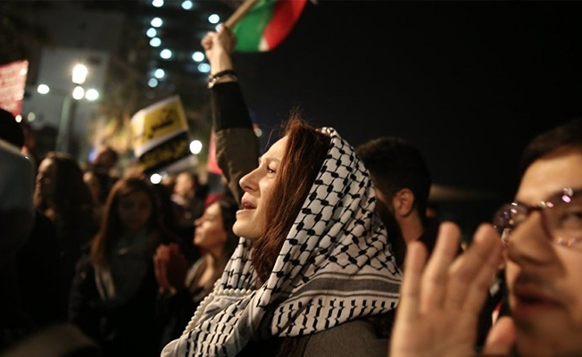 Tel Aviv'deki ABD Büyükelçiliği önünde protesto
