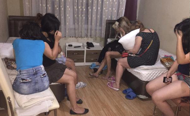 Fuhuş baskınında hayat kadınları kıskıvrak yakalandı