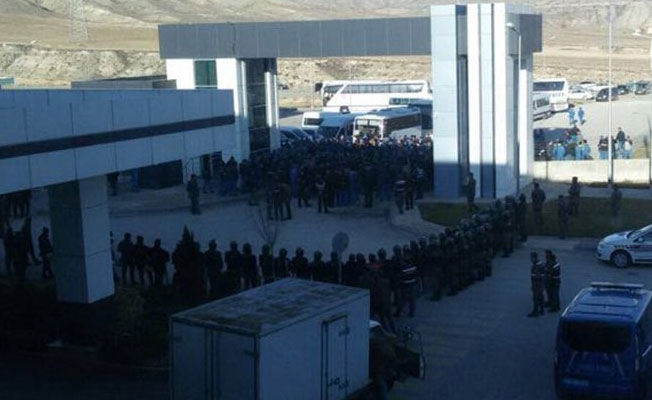 O fabrikada grev: Jandarma fabrika önüne geldi, sekiz işçi işten atıldı!