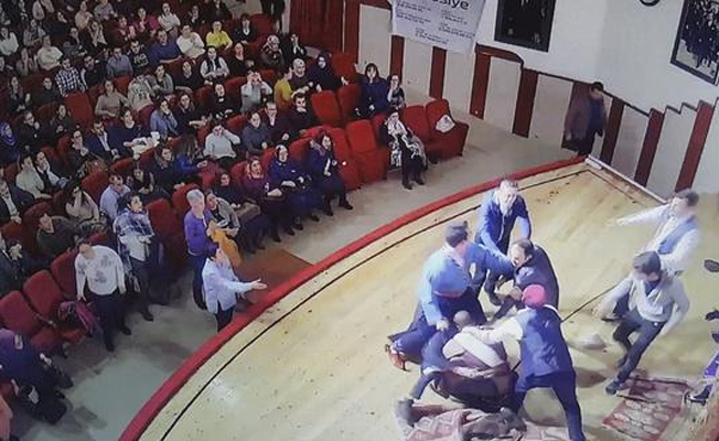 Tiyatro sahnesinde inanılmaz olay! Oyuncuyu tekme-tokat dövdü