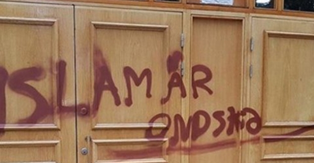 Cami kapısına 'İslam kötülük dinidir' yazıldı