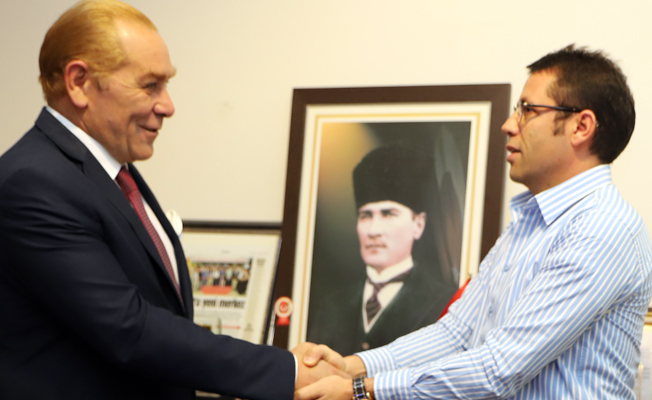 Atatürk'ün benzeri ünlü tiyatrocudan İYGAD'a ziyaret