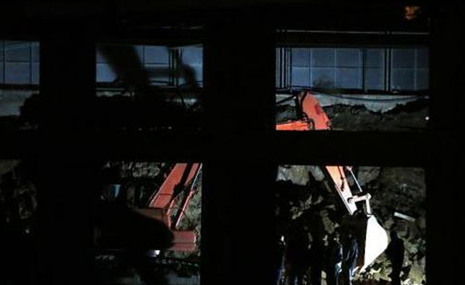 İnşaat alanında iki işçi toprak altında kaldı