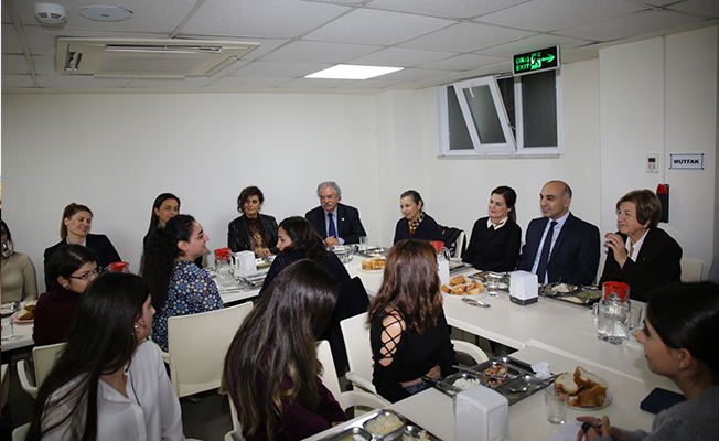 Başkan Kerimoğlu ve eşi, üniversiteli kızlarla buluştu