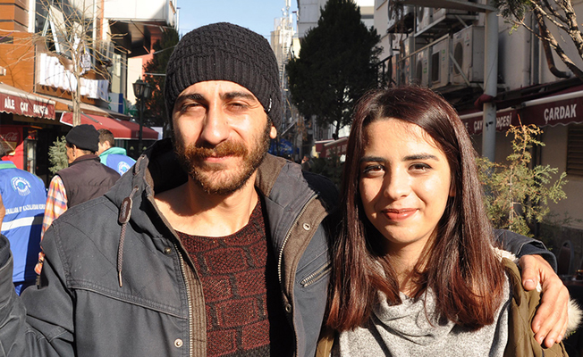 Sevdiği için yön tabelası tutuyordu! Bugün işsiz kaldı