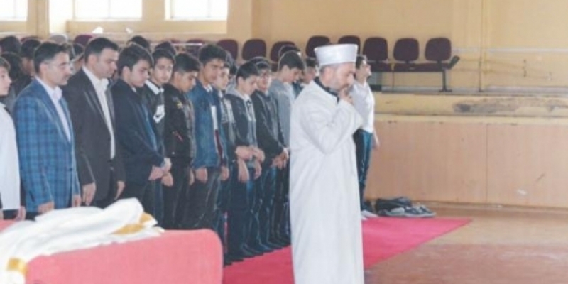 ‘Okullar camiye dönüştürülüyor’