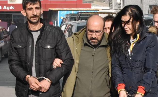 Silah kuryesi genç kız tabancayı sütyeninde saklamış