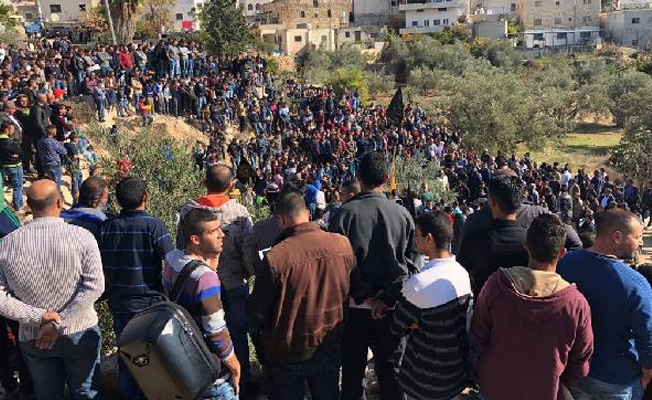 İsrail askerleri tarafından vurulan Filistinli protestocu toprağa verildi