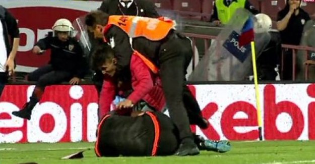 Trabzonspor - Fenerbahçe maçında hakeme saldırı