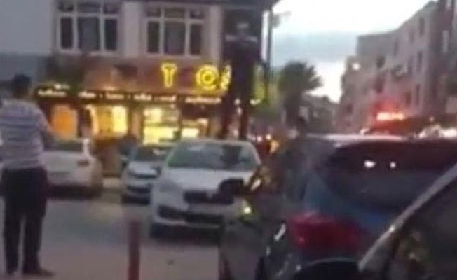Otomobilinin üzerine çıkıp uzun namlulu silahla ateş actı