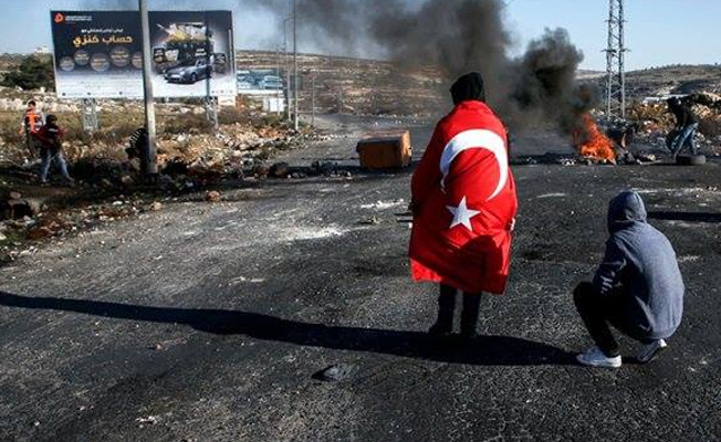 Filistinli göstericiler Türk bayrağıyla direniyor!