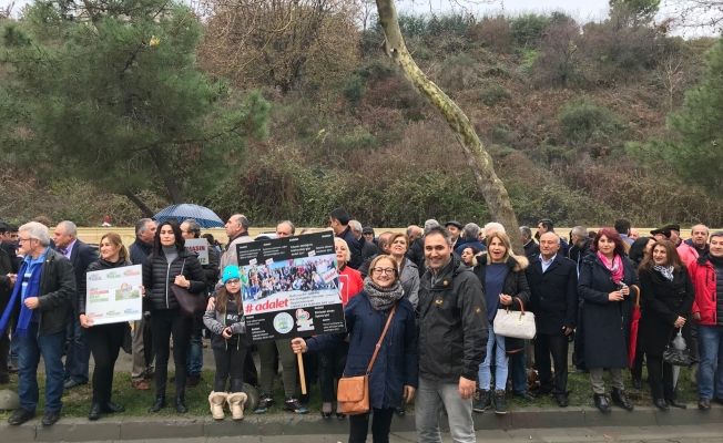 Bahçeşehir'de hukuk ihlallerine siyah çelenkle protesto