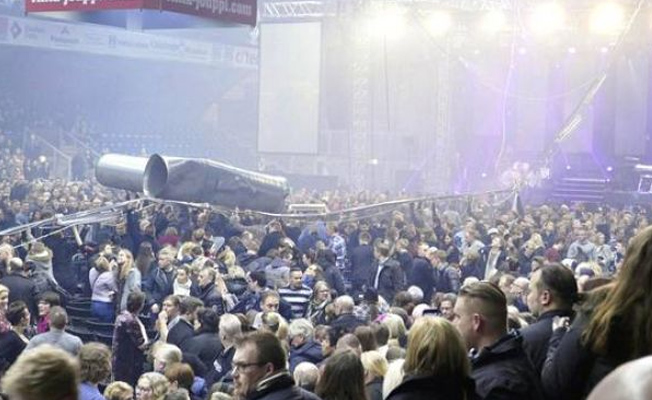Konserde havalandırma borusu seyircilerin üstüne düştü
