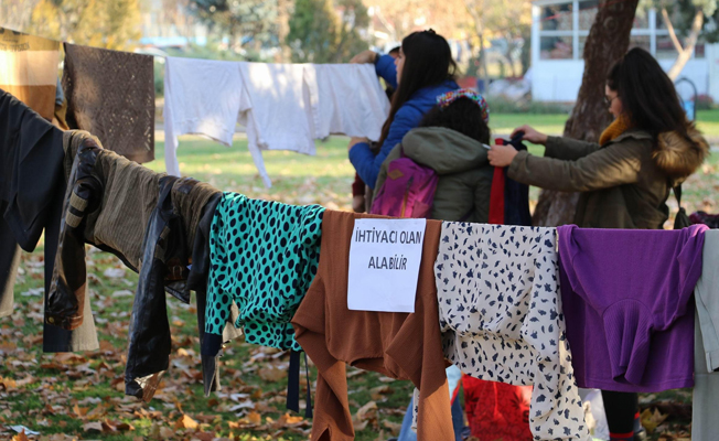 'Askıda elbise' ile yardıma muhtaçlara ulaştırıyorlar