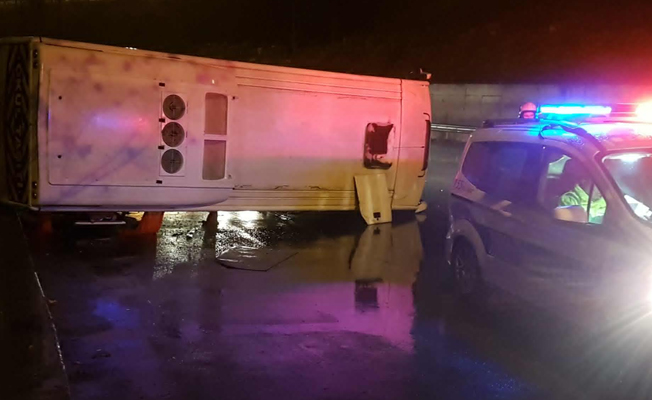 İkitelli'de servis midibüsü devrildi