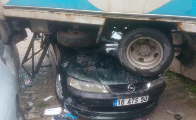 Bursa'da zincirleme kazada 3 öğrenci yaralandı