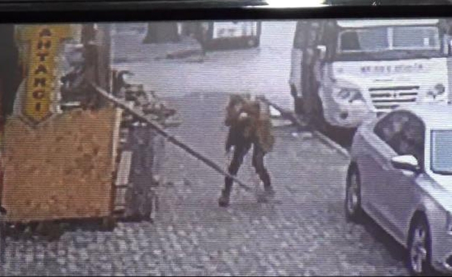 Üniversite öğrencisi yolda yürürken neye uğradığını şaşırdı!