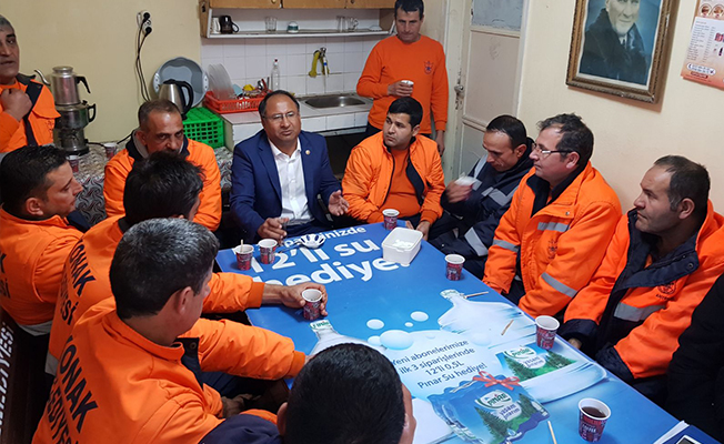 CHP'li vekil Özcan Purçu işçilerle birarada