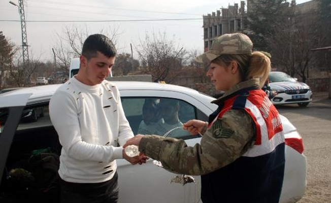 Jandarma sürücülere çikolatalı uyarıda bulundu!