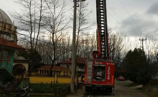 İtfaiye aracının merdiveni elektrik tellerine takıldı